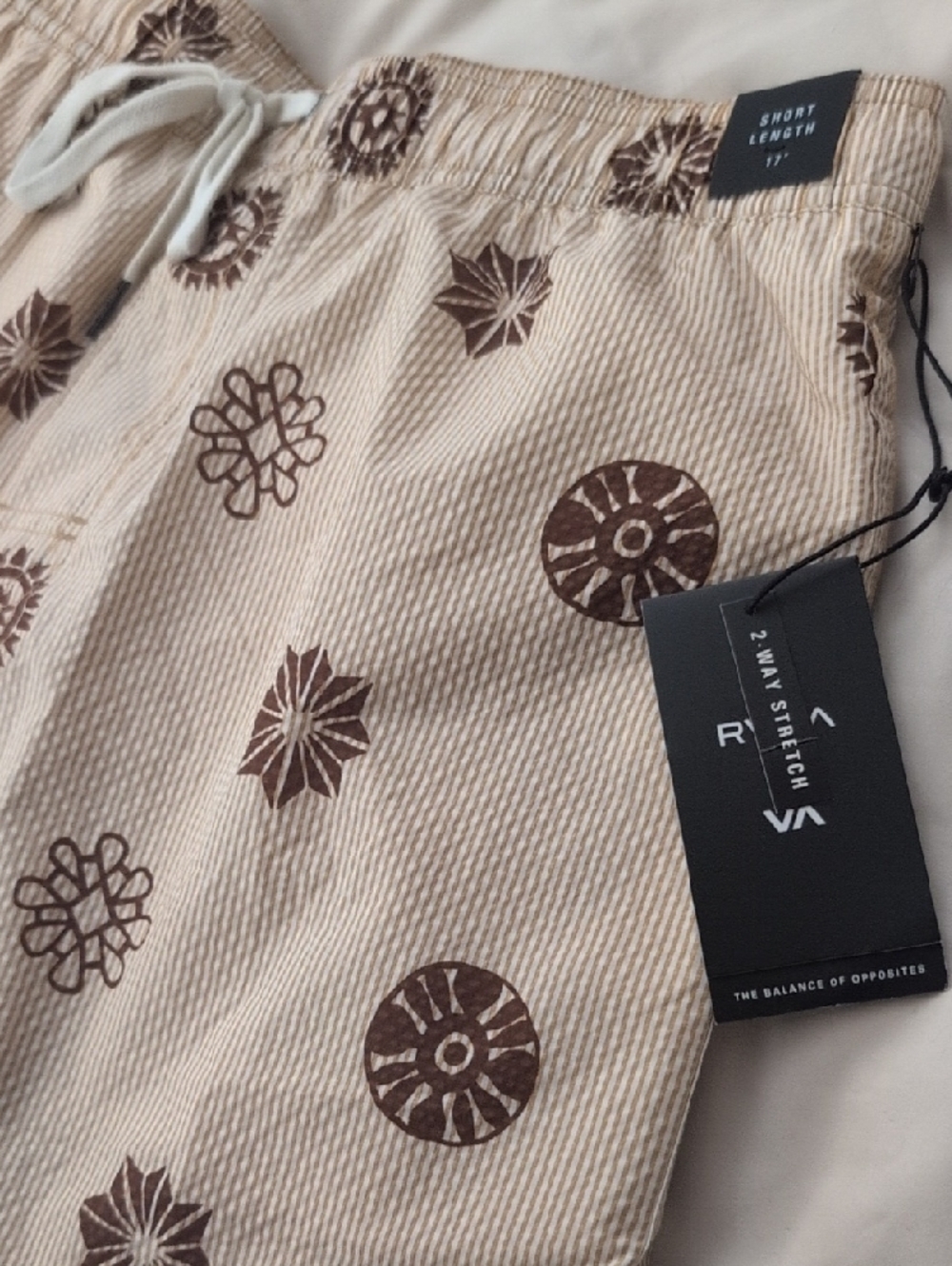 RVCA Beige Drawstring Printed Men’s Hybrid Shorts - Picture 7 of 8